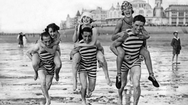 vintage-beach-fun-people